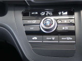 使いやすいレイアウトの空調スイッチ類です。スイッチも大きく操作もしやすく、車内をいつでも快適に保てます!