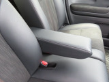 【フロントのアームレスト】前席はアームレスト付きです。肘を置いてゆったりとした姿で運転できます。