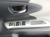 運転席でドアロックや助手席の窓ガラスの開閉ができます。