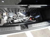 トランクの更に下にもアンダースペースがあります。充電ケーブルも付いています。