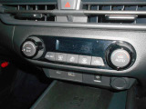 温度を設定するだけで、車内を快適にしてくれるオートエアコン付き。
