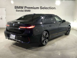 FR(後輪駆動)コンセプト:BMWがこだわり続ける優れた俊敏性やコントロール性を実現する駆動コンセプトです。加速時にはパワーを後輪で路面に伝え、ブレーキング時は前輪でダイレクトな操作を実現します。