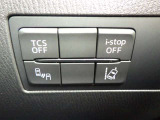 運転席右側下部に横滑り防止装置とアイドリングストップやBSM(側方・後側方検知)や車線逸脱警報システムのOFFスイッチが配置されています。