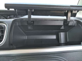 車内は意外と小物が溢れがちです。ティッシュBOXも収納できる大容量インストアッパーボックス