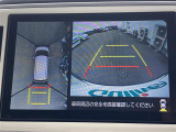 【全方位モニター】まるでクルマを真上から見下ろしたかのような視点で駐車をサポートします!クルマの斜め後ろや真横など、前後左右の4つのカメラの映像が合成されて、モニターに映し出されます。//