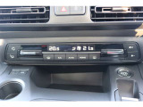 運転席と助手席でそれぞれ温度調整ができる、左右独立調整式オートエアコンを装備。