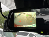 【デジタルルームミラー】車両後方カメラの映像をルームミラーに映すことが出来ます。 そのため、後席に人や荷物があって後方が見えづらい場合でもしっかり視界を確保することが出来ます。//