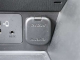 スマートフォンの充電等に使える電気製品の電源が車内でとれるアクセサリーソケット(DC12V・120W)を装備しています。