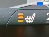 ●フロントシートヒーティング:運転席・助手席共に三段階で調節が可能なシートヒーターを装備しております。季節を問わず快適にご使用いただけます。