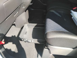 助手席シートアンダーボックスは、運転用の替え靴や、車内に常備したいこども用品、着がえた服などを収納できます。トレイの付いた2段式なので、車検証ケースと分別して入れれます。