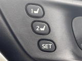 【ポジションメモリー(パワーシート)】それぞれのスイッチを押すと、あらかじめ設定したドライビングポジションに自動で調整してくれます。シートポジションがしっかり決まると、毎日の運転が楽になりますね!