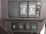 リア両側、パワースライドドア搭載!ドアハンドルを引くだけでリアドアが自動開閉します。運転席にあるスイッチで操作することもできてとても便利です。