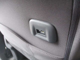 運転席シートバックには、USB外部入力端子がついています。