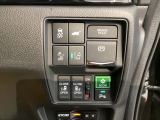 両側電動スライドドアは運転席から操作ができるよう、操作スイッチが付いています。Hondaセンシング用のVSA(ABS+TCS+横滑り抑制)解除とレーンキープアシストシステムのスイッチも装備しています。