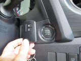 エンジンスタートスイッチです。キーが車内にあれば、エンジンの始動や停止はスイッチを押すだけ!キーを取り出す手間を省き、ワンプッシュで操作できるので簡単でスムーズです。