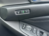 ドライビングポジションシステムです。Hondaスマートキーで解錠して運転席ドアを開けると、DRIVER1のキーとDRIVER2のキーを判別して、記憶したシート位置に自動で調節されます。