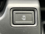 【パワースライドドア】小さなお子さまでも、助手席側のスライドドアはボタン一つで乗り降りラクラクです!両手に荷物を抱えている時でもボタンを押せば自動で開閉してくれます。//