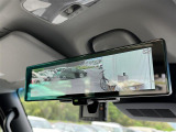 【スマートインナーミラー】車両後方カメラの映像をルームミラーに映すことが出来ます。 そのため、後席に人や荷物があって後方が見えづらい場合でもしっかり視界を確保することが出来ます。//