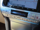 エアコンはデュアルオートエアコン装備で、運転席、助手席それぞれ快適な温度で過ごして頂けます。