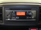 純正CDステレオ付。AM/FMラジオで休憩を楽しんだり交通渋滞や天気などの情報を取り入れられます。