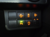 運転席右側のスイッチパネル。スマートアシストやVSC(横滑り抑制機能)、コーナーセンサー等の安全機能のスイッチが並んでいます。