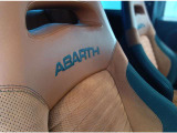 シートバックには【ABARTH】ロゴが入ります。