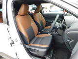 アドベンチャー専用カラー設定の合成皮革Xファブリック表皮のシート。運転席は細かなポジション調整ができる6ウェイパワーシートです。