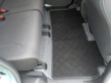 リヤシート☆車内も広くキレイな状態です。純正絨毯マット装着済みです。