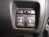 リア両側、パワースライドドア搭載!ドアハンドルを少しだけでリアドアが自動開閉します。運転席にあるスイッチで操作することもできます。