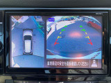 上からまる見え!アラウンドビューモニターの画像です。お車を真上から見たような映像をナビ画面に映し出す事によって、車両の周囲を確認し、駐車時や発進時の運転をサポートします。