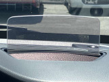 運転席前方のダッシュボード上に『ヘッドアップディスプレイ』を搭載しています!運転に必要な情報がガラスに映るので視点移動を減らし安全運転に貢献してくれます!