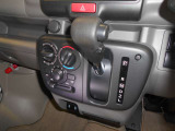 簡単操作で車内を快適にしてくれるマニュアルエアコン付き!