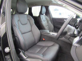 Plus専用レザーシートは運転席助手席とも電動ランバーサポート等といった便利な機能がご利用いただけます。