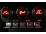 運転席・助手席で別々の温度調整が可能。設定温度をコントロールダイヤル内に表示するなど、直感的な操作性と先進的なデザインを両立させています。