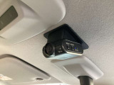 車室内カメラによる車内および車側面の撮影記録が駐車時の安心を高めるとともに走行中の幅寄せ対策や後方撮影(リヤガラス越し)にも対応しています。