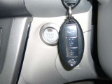 スマートキーで鍵を取り出さなくてもドアロックの施錠・解錠ができます。プッシュスタートでエンジンもかけれます。