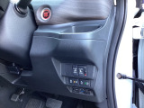 高速道路で便利なETCや、両側電動スライドドア等のスイッチは、運転席右側にあります。