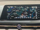 EV専用NissanConnectナビゲーションシステムのディスプレイは12.3インチで大画面!1つの画面に複数の情報をわかりやすく表示することが可能です。
