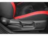 運転席にはリクライニング+シート上下アジャスターレバーに加え腰部が調整できるランバーサポートスイッチを装備。