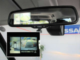 ディスプレイ付自動防眩式ルームミラーに4つのビュー(「トップビュー」「フロントビュー」「サイドブラインドビュー」「バックビュー」)を表示。狭い場所での駐車でも、周囲が映像で確認できます。