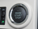 スマートキーを携帯し、ドアハンドルのセンサーにタッチするだけで施錠、ドアハンドルを握るだけで、解錠できます。プッシュスタートエンジンです♪ブレーキを踏みながらボタンを押すだけ。
