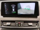 左右独立式のエアコンは約3度運転席側に傾いており、ドライバーの目線の移動も少なく横目で見えるように配置されております。スイッチ類も片手で届く位置に配置しており、ドライバーの負担を軽減できます。