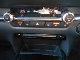 運転席側と助手席側で設定温度を変えられるデュアルモードのオートエアコンです。