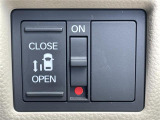 【パワースライドドア】小さなお子さまでも、助手席側のスライドドアはボタン一つで乗り降りラクラクです!両手に荷物を抱えている時でもボタンを押せば自動で開閉してくれます。