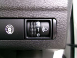 ヘッドライトレベライザー。乗車人数やお荷物に応じて光軸が調整出来、対向車の幻惑を防ぎます。