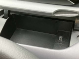運転席の前にも嬉しいアッパーボックスがあります!小物を収納できるのはもちろん、USB電源ソケット付きなので運転しながらスマートフォンの充電ができちゃいます!