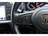 ステアリングにボタンが装備されているため、運転中でも簡単に操作が可能です。