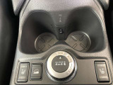 4WD・2WDの切替スイッチと、ヒルディセントコントロール。寒い季節にありがたいシートヒーターも付いてます。