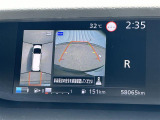 【アラウンドビューモニター】まるでクルマを真上から見下ろしたかのような視点で駐車をサポートします!クルマの斜め後ろや真横など、前後左右の4つのカメラの映像が合成されて、モニターに映し出されます。