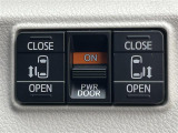 【両側電動スライドドア】駐車場で両手に荷物を抱えている時でもボタンを押せば自動で開いてくれますので、ご家族でのお買い物にもとっても便利な人気装備』